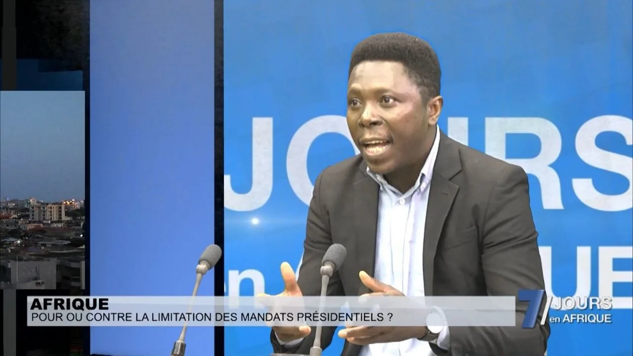 Morgan Assogba Metondji sur le plateau de l'émission 7 Jours en Afrique, débattant de géopolitique