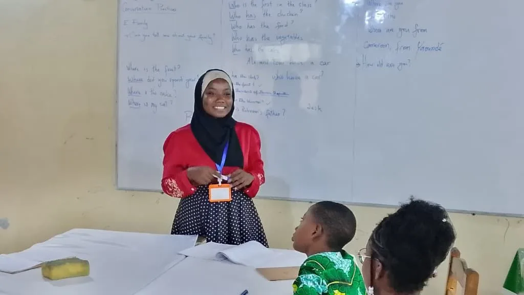 Formatrice Morgan Training souriante face à sa classe