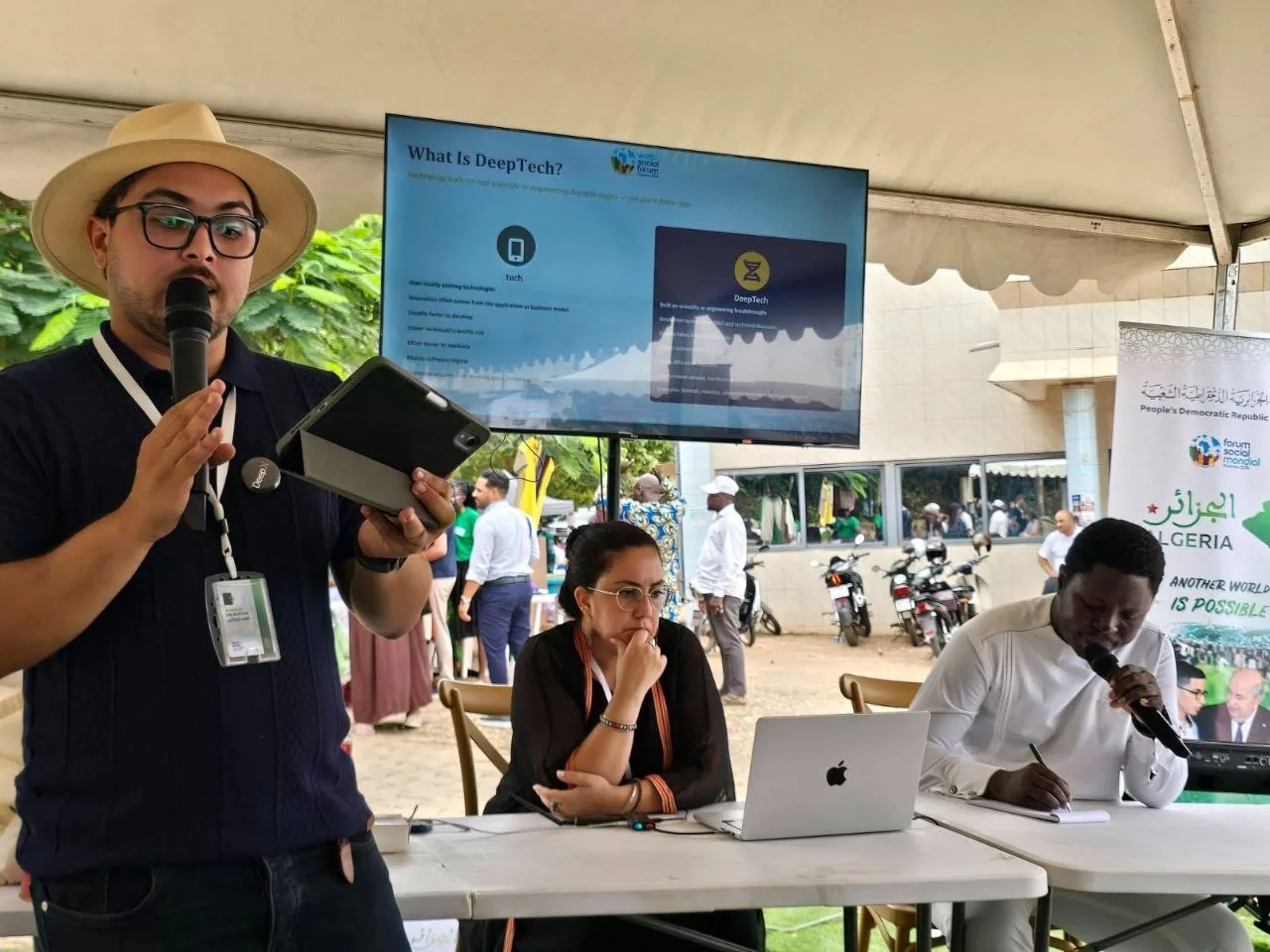 Interprétation en direct lors d'un panel du Forum Social Mondial : l'interprète Morgan Training au micro restitue l'intervention de l'oratrice