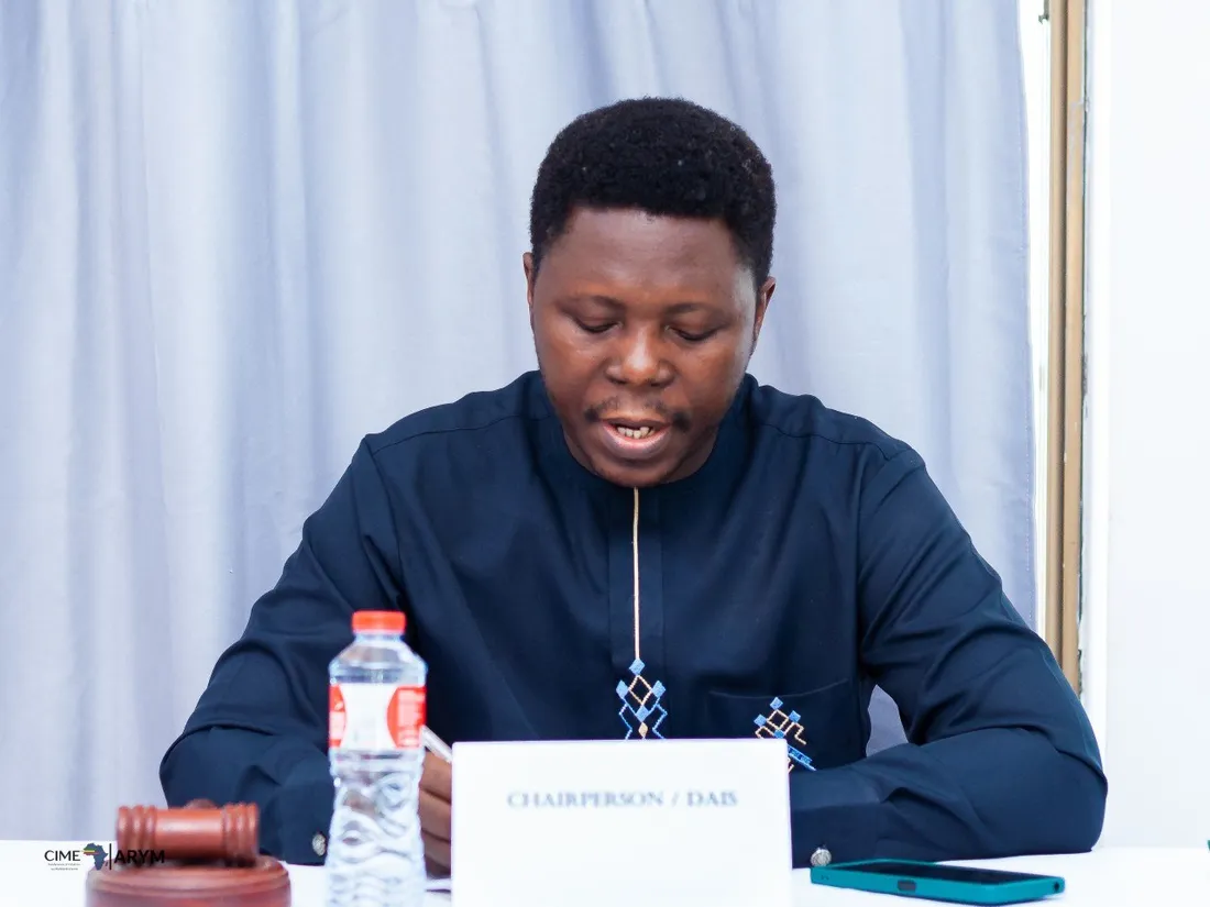 Morgan Assogba Metondji présidant une séance de travail