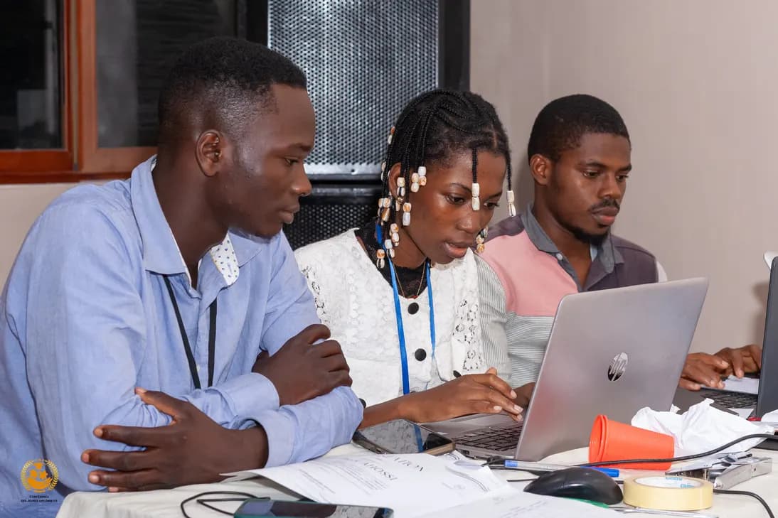 Apprenants en séance de coaching linguistique sur leurs ordinateurs