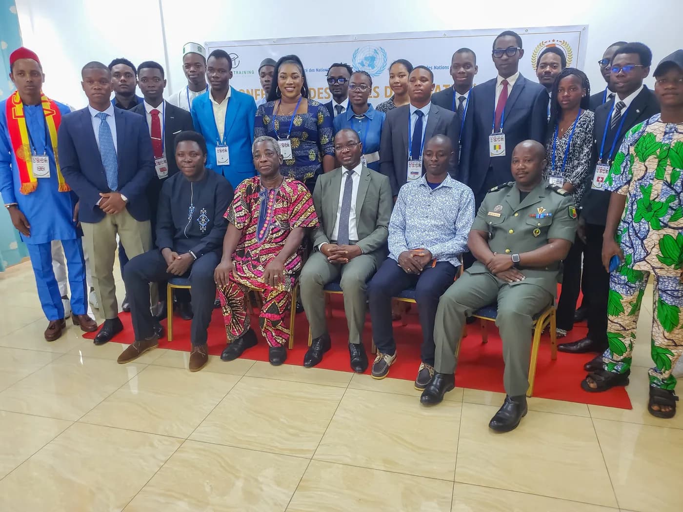Photo de groupe de la COJED devant la bannière Morgan Training et Nations Unies
