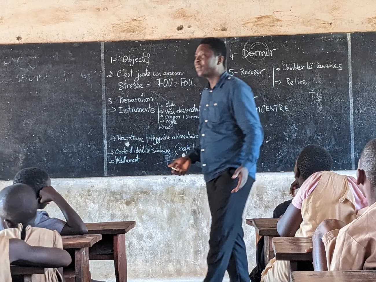 Formateur Morgan Training donnant cours au tableau devant une classe