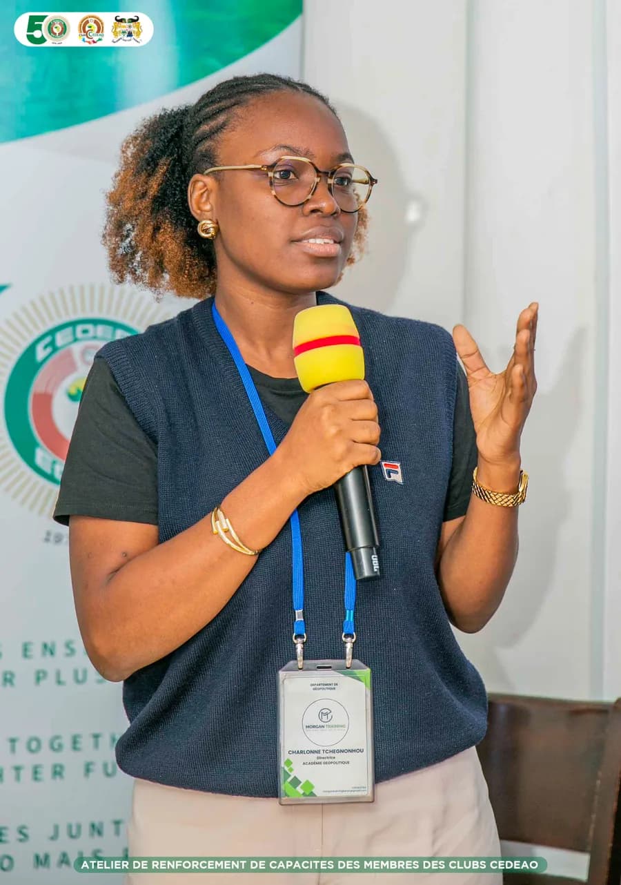 Oratrice au micro lors d'un atelier de renforcement des capacités des clubs CEDEAO